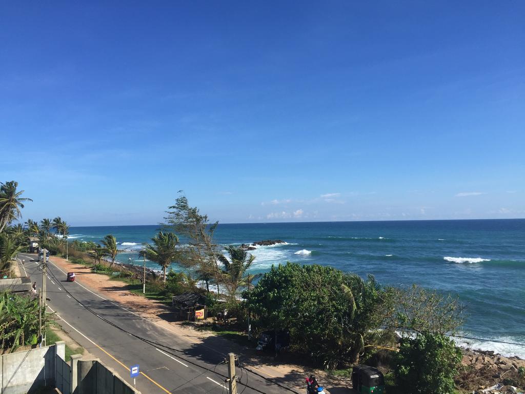 Cheeky Monkey Surf Camp Hotel เวลิกามา ภายนอก รูปภาพ