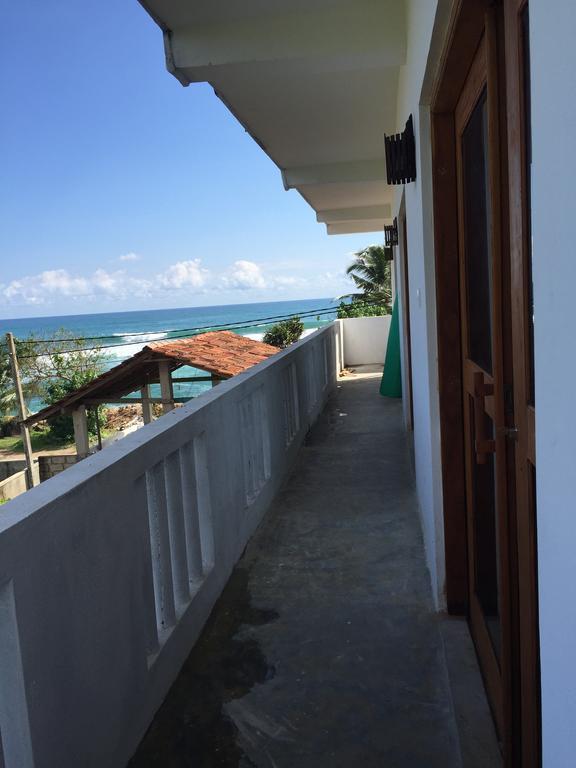 Cheeky Monkey Surf Camp Hotel เวลิกามา ภายนอก รูปภาพ