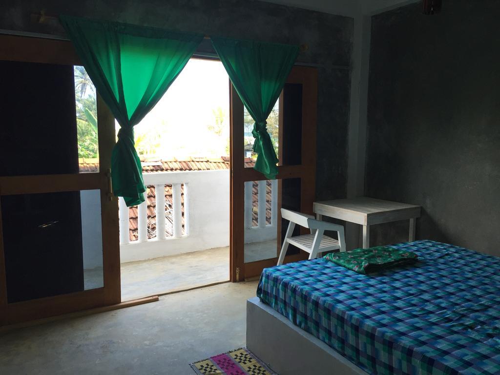 Cheeky Monkey Surf Camp Hotel เวลิกามา ภายนอก รูปภาพ