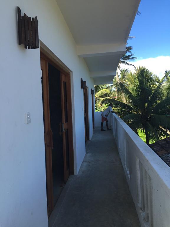 Cheeky Monkey Surf Camp Hotel เวลิกามา ภายนอก รูปภาพ