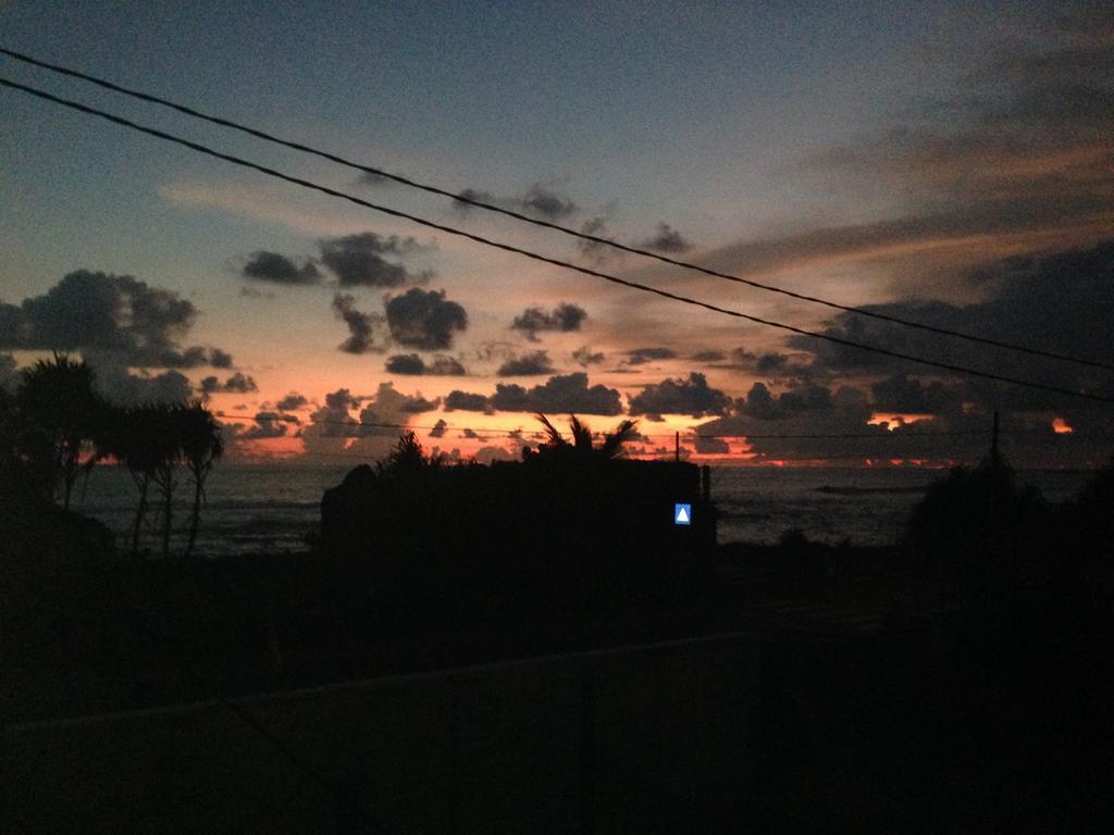 Cheeky Monkey Surf Camp Hotel เวลิกามา ภายนอก รูปภาพ