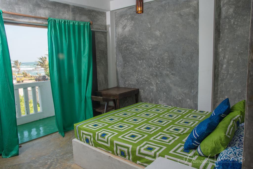 Cheeky Monkey Surf Camp Hotel เวลิกามา ภายนอก รูปภาพ