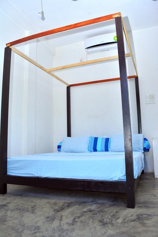 Cheeky Monkey Surf Camp Hotel เวลิกามา ภายนอก รูปภาพ