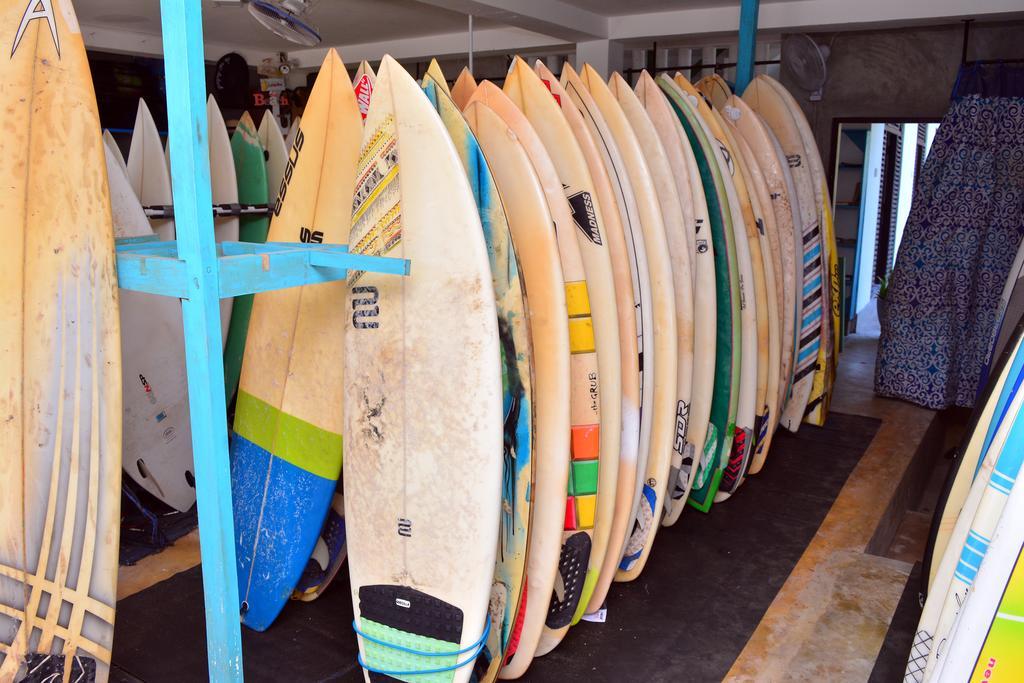 Cheeky Monkey Surf Camp Hotel เวลิกามา ภายนอก รูปภาพ
