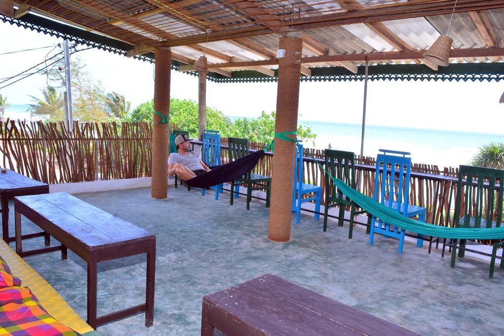 Cheeky Monkey Surf Camp Hotel เวลิกามา ภายนอก รูปภาพ