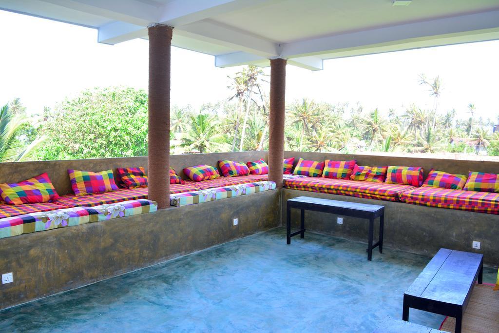 Cheeky Monkey Surf Camp Hotel เวลิกามา ภายนอก รูปภาพ