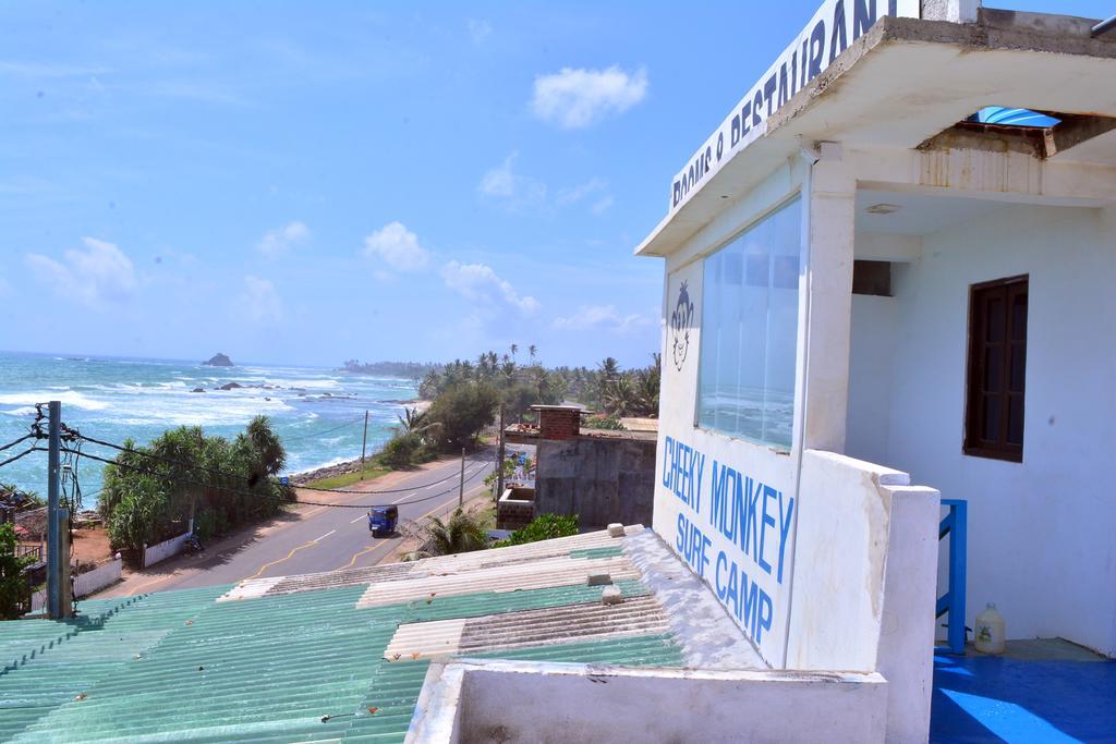 Cheeky Monkey Surf Camp Hotel เวลิกามา ภายนอก รูปภาพ