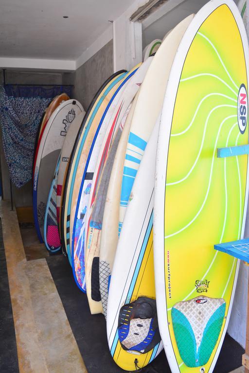 Cheeky Monkey Surf Camp Hotel เวลิกามา ภายนอก รูปภาพ