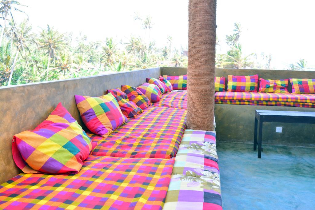 Cheeky Monkey Surf Camp Hotel เวลิกามา ภายนอก รูปภาพ