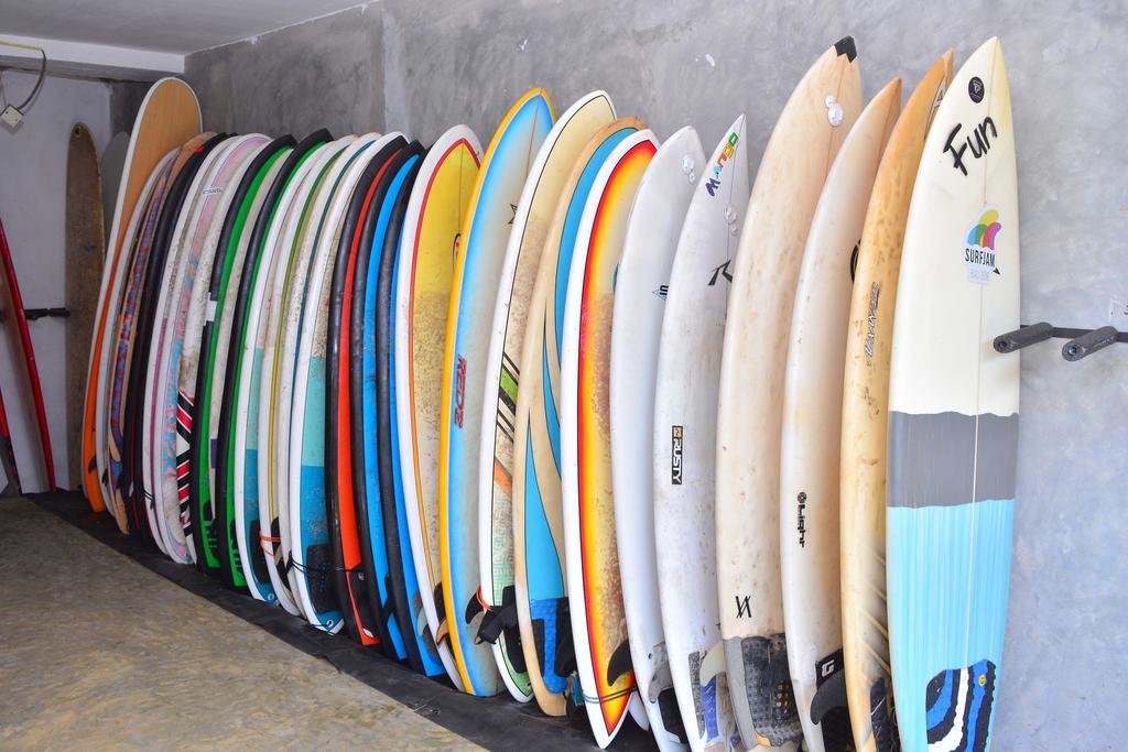 Cheeky Monkey Surf Camp Hotel เวลิกามา ภายนอก รูปภาพ