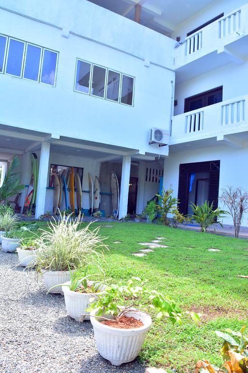 Cheeky Monkey Surf Camp Hotel เวลิกามา ภายนอก รูปภาพ
