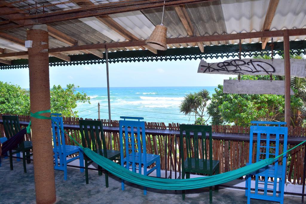 Cheeky Monkey Surf Camp Hotel เวลิกามา ภายนอก รูปภาพ