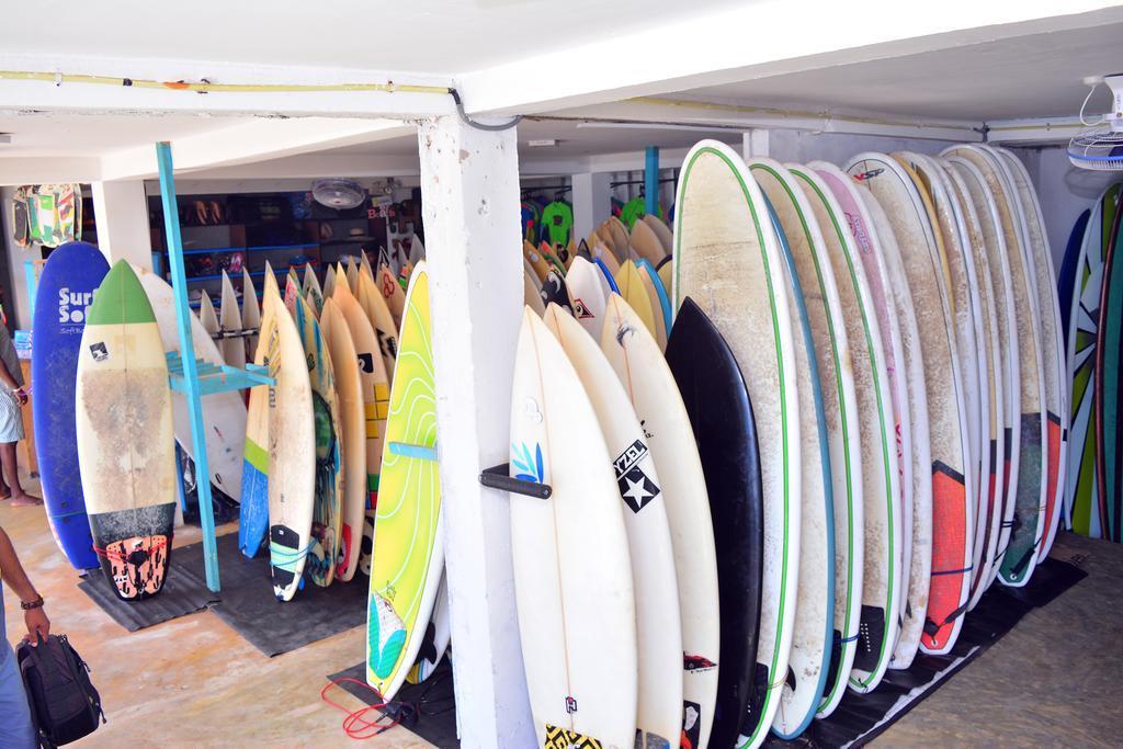 Cheeky Monkey Surf Camp Hotel เวลิกามา ภายนอก รูปภาพ