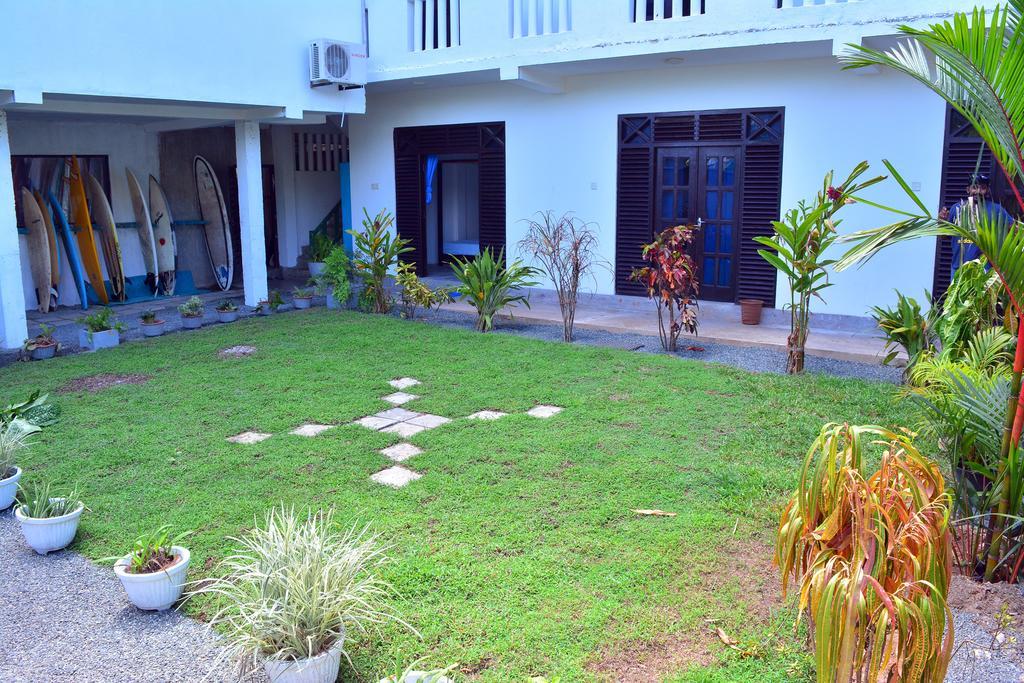 Cheeky Monkey Surf Camp Hotel เวลิกามา ภายนอก รูปภาพ