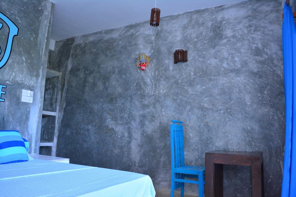 Cheeky Monkey Surf Camp Hotel เวลิกามา ภายนอก รูปภาพ