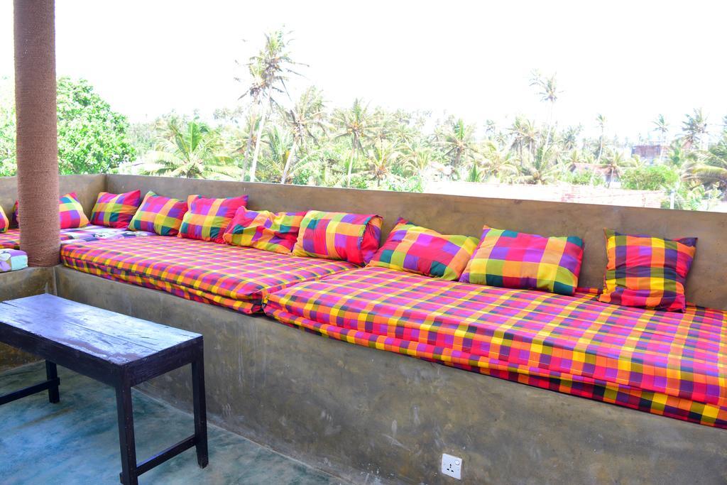 Cheeky Monkey Surf Camp Hotel เวลิกามา ภายนอก รูปภาพ