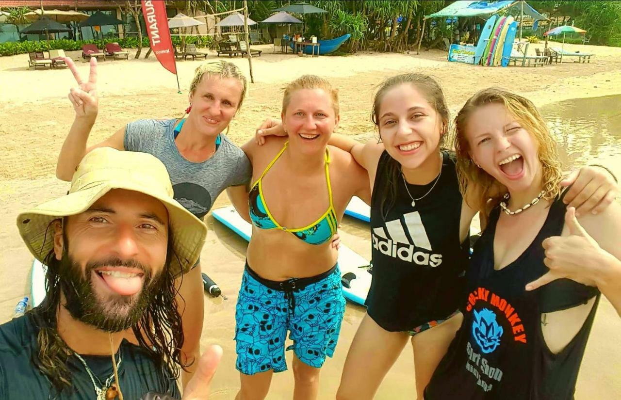 Cheeky Monkey Surf Camp Hotel เวลิกามา ภายนอก รูปภาพ