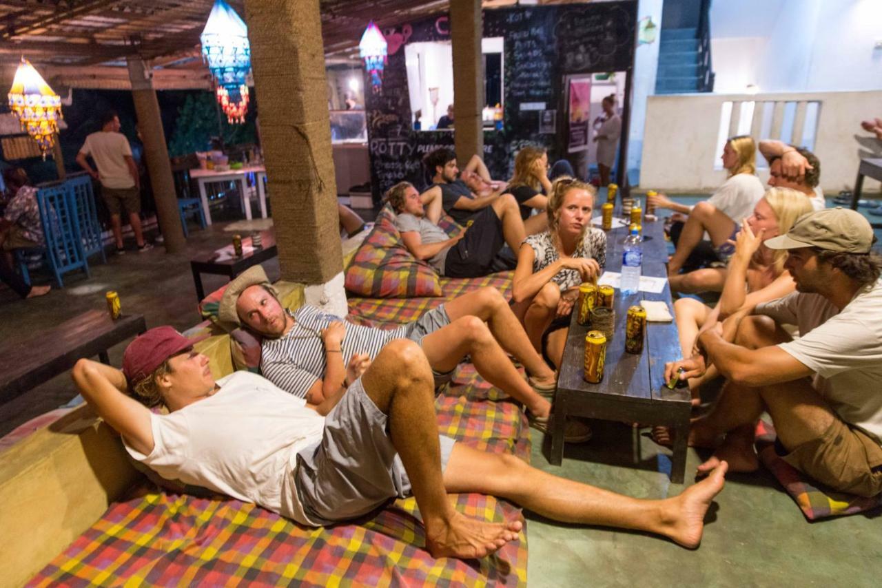 Cheeky Monkey Surf Camp Hotel เวลิกามา ภายนอก รูปภาพ