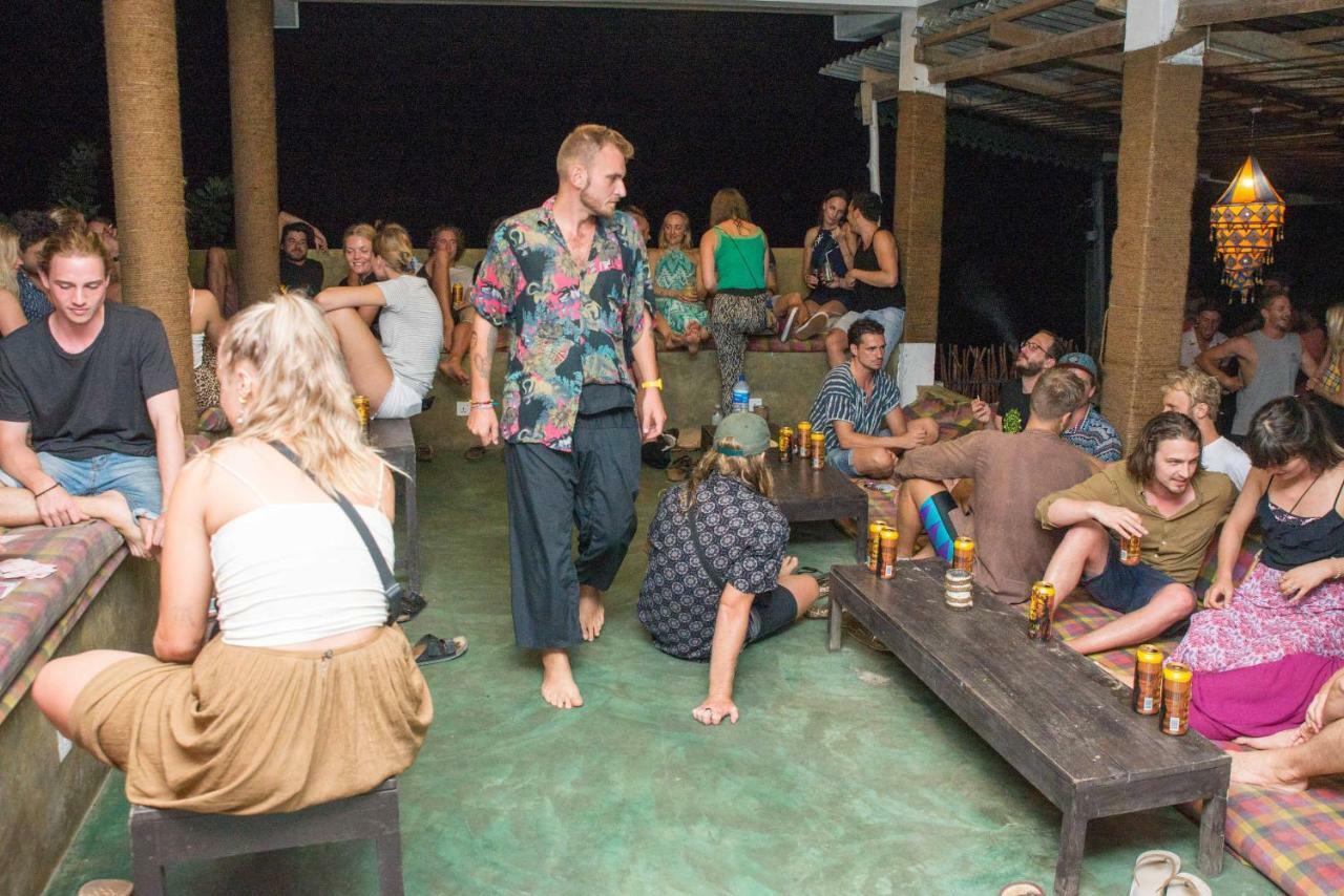 Cheeky Monkey Surf Camp Hotel เวลิกามา ภายนอก รูปภาพ